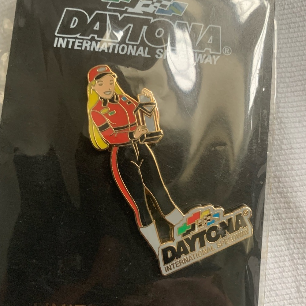Vintage Daytona International Speedway Limited Edition Pin 2001, New in Package - Picture 4 of 5